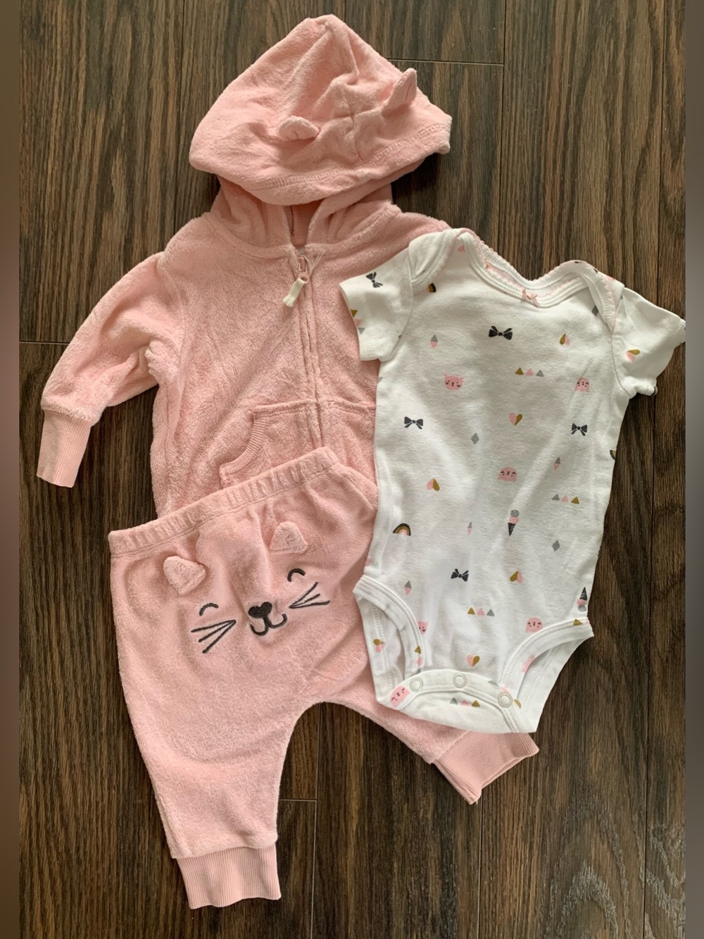 Cute Carter’s Sweater Set Size 3month